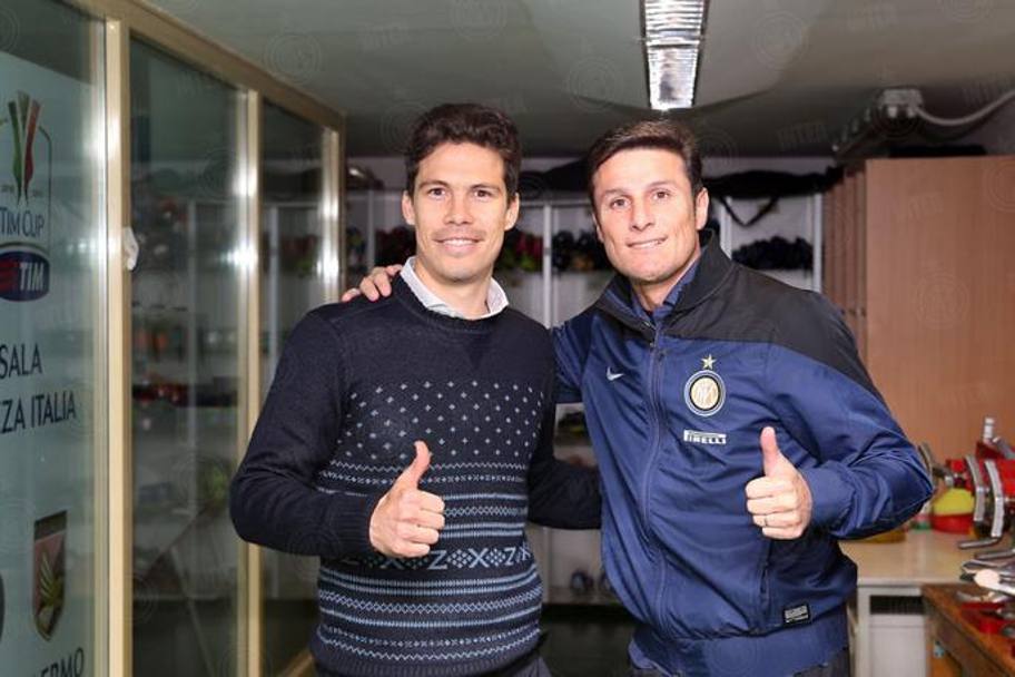 Hernanes con capitan Zanetti. Inter.it
